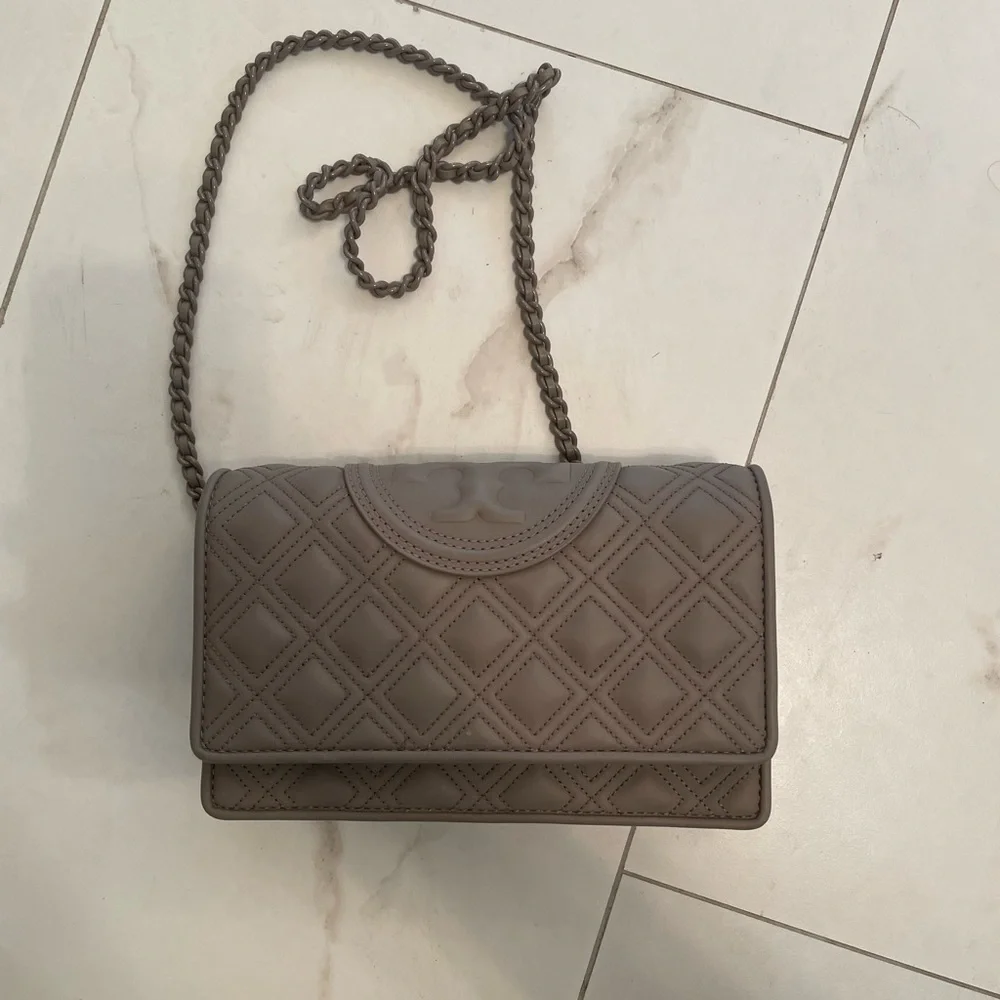 Tory Burch Fleming Matte Chain Wallet Bag - Picture 1 of 9